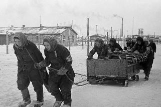 Krutý osud odbojářek: NKVD jim lámala kosti, zmrzlé brigády žen odkrývalo až jarní tání - Médium.cz