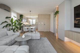 Dokonalý klid, čisté linie a přírodní materiály. Do tohohle japandi interiéru se zamilujete