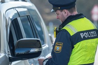 Němci na hranicích zabavili Čechovi dvacet milionů v kufru auta - Novinky