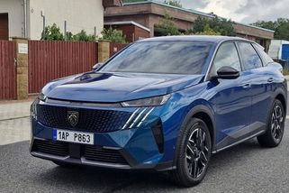 Našli jsme ideální služebák. Nová 3008 vypadá skvěle, stojí jen 750 tisíc a v hybridní verzi palivo vyloženě odmítá - Autobible.cz - Předjedeme vaše představy!