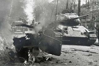 Krvavé finále. Žukov se předháněl s Koněvem, kdo dřív dobude Berlín. Výsledek? Zbytečná smrt statisíců vojáků těsně před koncem války
