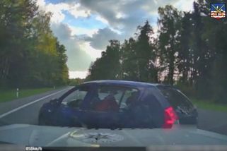 Řidič prchal skoro dvoustovkou. Policie na Karlovarsku vytlačila splašenou dacii do příkopu - Novinky