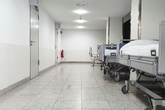 V nemocnici mě nechali čekat 5 hodin. Tak jsem si lehla doprostřed chodby - Médium.cz