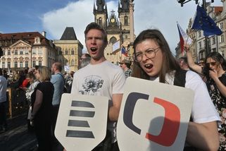 Tisíce lidí v Praze demonstrují na podporu ČT a ČRo - Seznam Zprávy