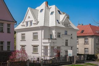 Zrekonstruovaná vila v Ostravě působí jako nádherné bílé zjevení