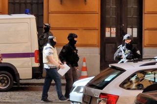 Dárce bitcoinů Jiřikovského přivedli k soudu v neprůstřelné vestě a s kuklou na hlavě - Novinky