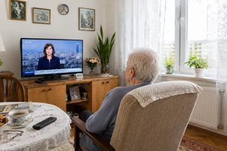 Televize mluví víc než rodina. Má přerušit ticho v bytech, kde nikdo nečeká