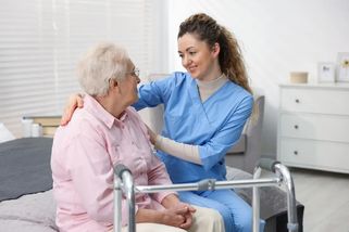 Příspěvek na péči přehledně: Nárok, žádost a částky podle stupně závislosti