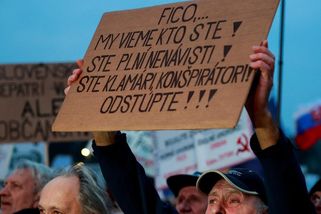 „Dost bylo Fica.“ V desítkách slovenských měst se protestovalo - Novinky