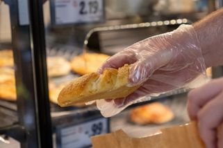 Kvůli bezohledným zákazníkům končí tuny pečiva v koši. Obchody jsou na osahávání krátké
