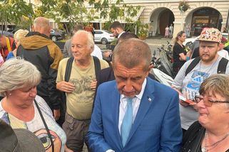ANO na jihu: Pískot i skandování estébák. Babiš mluvil o „dvou miliardách v p*deli“