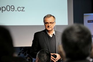 Kalousek vrátil Macinkovi výsměch. Ekonomové hájí i sliby Motoristů, jen jejich poslanci už ne