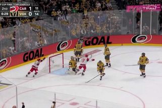 NHL | Mozek a svaly. Opěvovaný kouč šampionů si pohazoval se Stanley Cupem jako s hračkou - Sport.cz