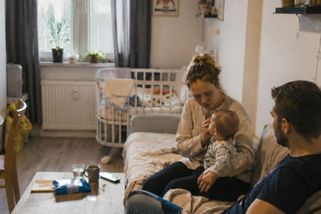 „Kdyby měli důchodci trochu slušnosti, přenechali by své bydlení mladým a šli do domova,“ říká Nikola (26)