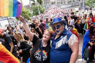 FOTO: Duhový průvod v Praze. Festival Prague Pride vrcholí koncerty na Letné - Novinky
