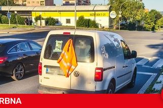 Řidič nechal stát auto na blikačkách před rušnou křižovatkou a odešel do pivnice