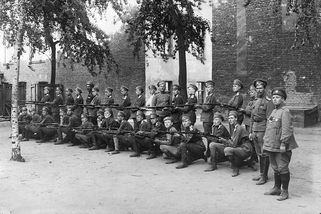 stoplusjednicka.cz/valka/amazonky-v-uniforme-carskeho-vojska-s-cim-se-musely-potykat-prvni-zeny-bojujici-za-mikulase?utm_source=www.seznam.cz&utm_medium=seznam_distribuce&utm_campaign=lide