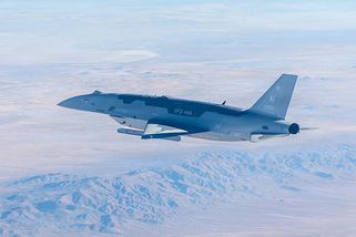 Dron YFQ-44A Fury poprvé sestřelil vzdušný cíl střelou AMRAAM