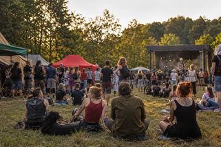 Pavel přijde na festival a je zle. Babiš jde na Lysou horu – a dvojí metr je na světě - Médium.cz