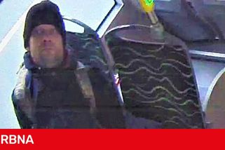 Predátor ve vlakovém kupé drsně obtěžoval ženu. Policie pátrá po muži ze záběrů kamer