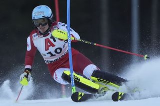 Komicky rychlý konec. Lyžařka pobavila diváky svým pádem na startu - Sport.cz