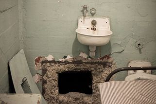 Tři vězni se z Alcatrazu prokopali lžícemi a vrtačkou z vysavače. FBI je nikdy nedopadla - Médium.cz