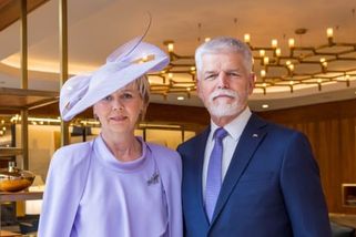 VIDEO: Tajený outfit odhalen. Pavlová na korunovaci oblékla šaty Šeřík, prezident se sladil kravatou