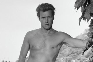 Clint Eastwood: Přežil pád letadla do oceánu, k břehu doplaval několik kilometrů - Médium.cz