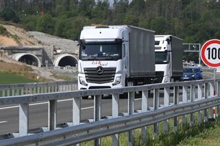 Funguje dalších šest kilometrů dálnice D35. Tunel Homole se objíždí