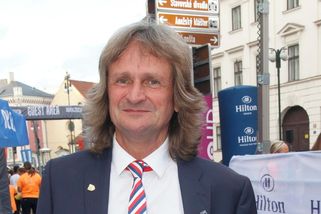 Ševčík chtěl zesměšnit Pavla. Jenže u mikrofonu se občas zesměšní hlavně řečník - Médium.cz