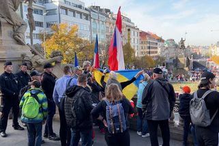 Demonstrantům vadila ukrajinská vlajka, přišli si to s odpůrci vyřídit - Novinky