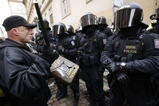 Chcípl PES chystá generální stávku. Kdo jsou lidé, kteří se neštítí šibenic - Seznam Zprávy