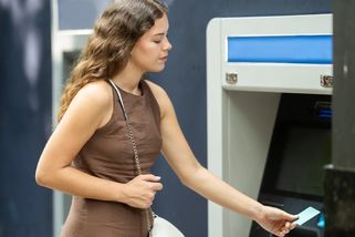 Finanční limity v roce 2027: Co se mění při výběru z bankomatu a posílání peněz na vlastní účet