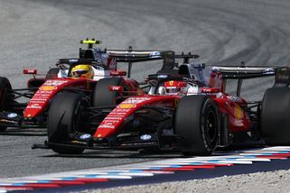 Konec dominance Mercedesu? Ferrari se chystá vycenit zuby