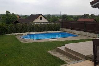 Postavili si bazén na zahradě. Soused upozornil úřady na nedodržení odstupu od hranice pozemku