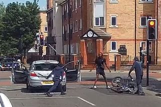 Mladíci s mačetami na křižovatce v Manchesteru napadli posádku auta. Ta se bránila také mačetami - Novinky