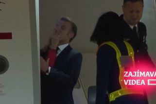 Facka nebo pošťuchování? Svět řeší incident Macronových v letadle | Zajímavá videa