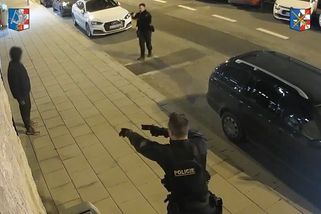 Zásah proti cizinci s dlouhým nožem. Policie zveřejnila video z Olomouce | Novinky.cz: Krimi