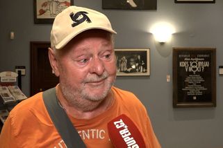 Na smuteční loučení s Karlem Heřmánkem v triku a kraťasech jako na pivo: Herec Jan Kuželka pro to měl své důvody - Super.cz