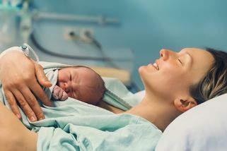 Nacistickou metodu dodnes zažívají ženy v porodnici - Médium.cz