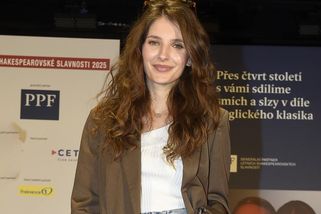 Sara Sandeva ruší představení do konce srpna! Partnerka Jakuba Prachaře náhle onemocněla