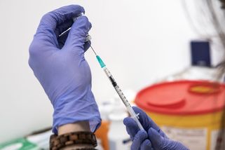 Vakcína na covid zabíjí, tvrdil lékař. Důkazy na to ale nemá - Seznam Zprávy