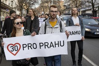 Aktivisté zablokovali dopravu v centru Prahy - Novinky