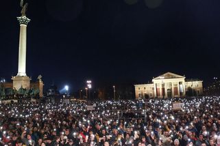 Velký protest v Budapešti. Náměstí zaplnily desítky tisíc lidí - Novinky