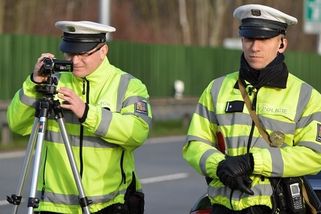 Osmnáctiletý mladík, který už stihl přijít o řidičák, se okolo policistů prohnal rychlostí téměř 140 km/h - Novinky