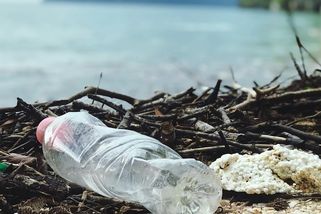 Zálohování lahví a neoddělitelnost víček pomůže životnímu prostředí. Akorát že vůbec - Médium.cz