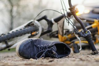 Řidič červené dodávky na Kutnohorsku srazil cyklistu a ujel - Novinky