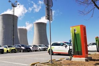 Hasiči elektráren Dukovany a Temelín mají nové kontejnery. Na hašení elektroaut - Garáž.cz