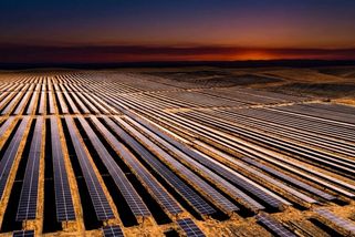 Projekt obřího vesmírného zrcadla dostal zelenou. Zmizí tma, ale solární elektrárny budou vyrábět i uprostřed noci