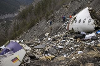Pilot zamkl kapitána mimo kokpit. Airbus narazil do Alp, nikdo neměl šanci přežít - Médium.cz